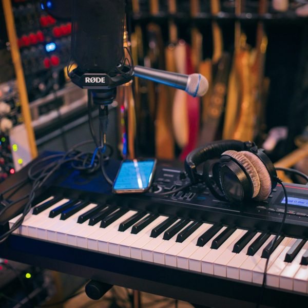 photo-1598653222000-6b7b7a552625